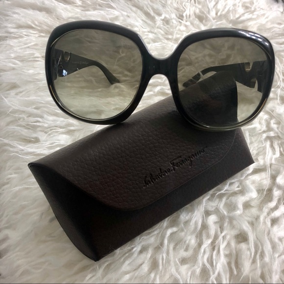 Ferragamo deals oversized sunglasses
